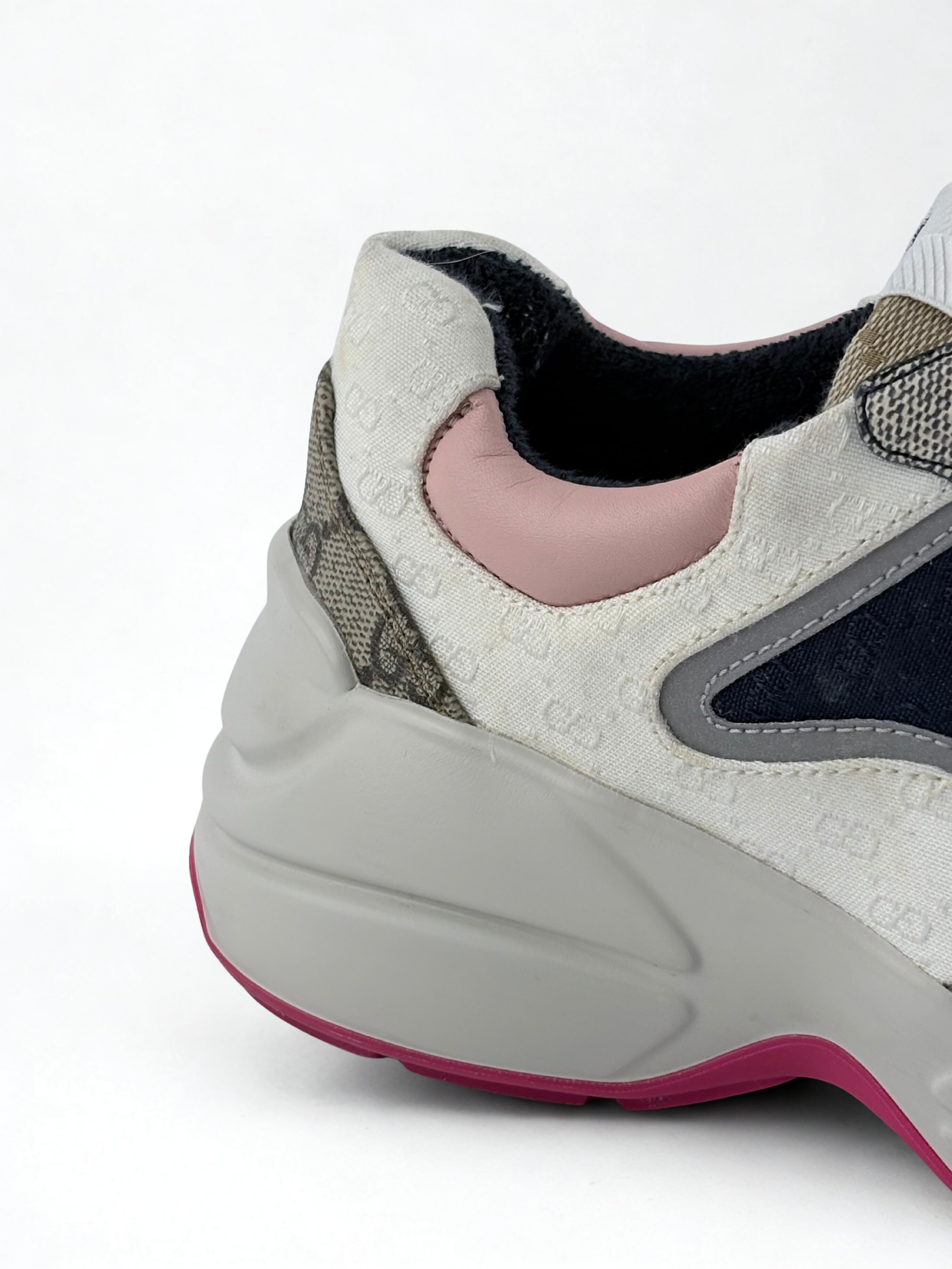 Sneakers Gucci Rhyton Rose et Blanche Toile GG Canvas Taille 35,5