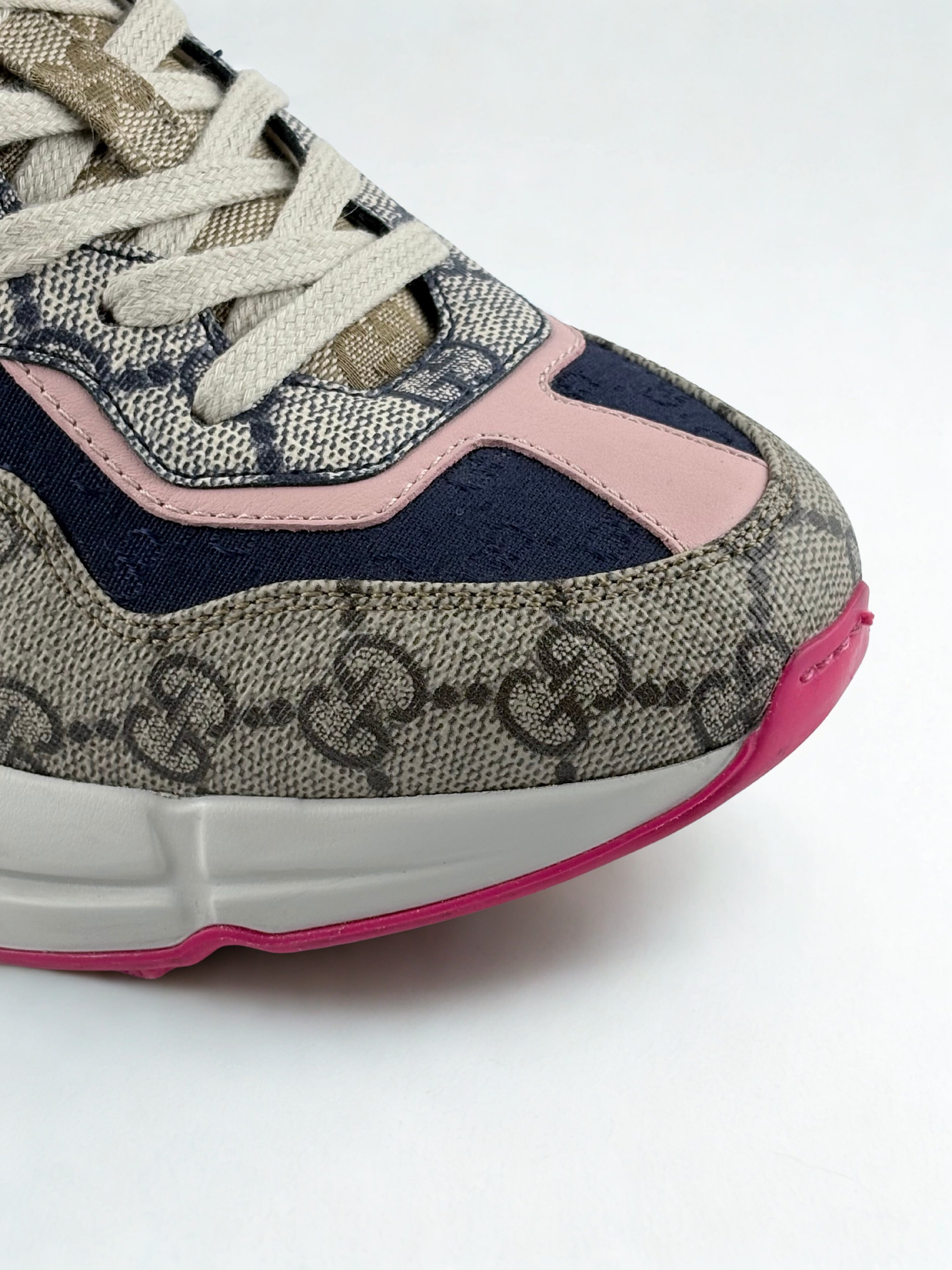 Sneakers Gucci Rhyton Rose et Blanche Toile GG Canvas Taille 35,5