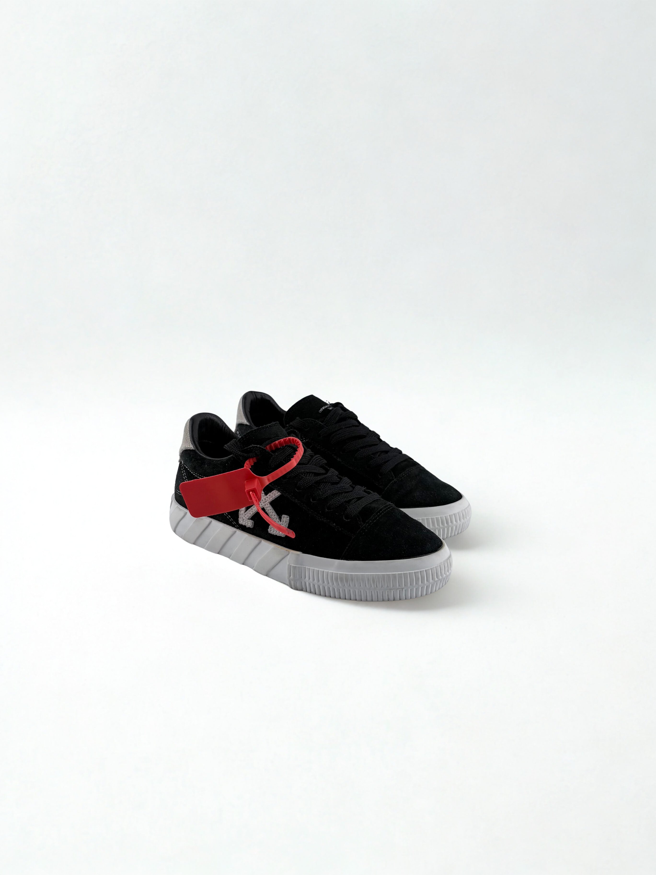 Sneakers Off-White Vulcanised Low Noir et Blanche Taille 38