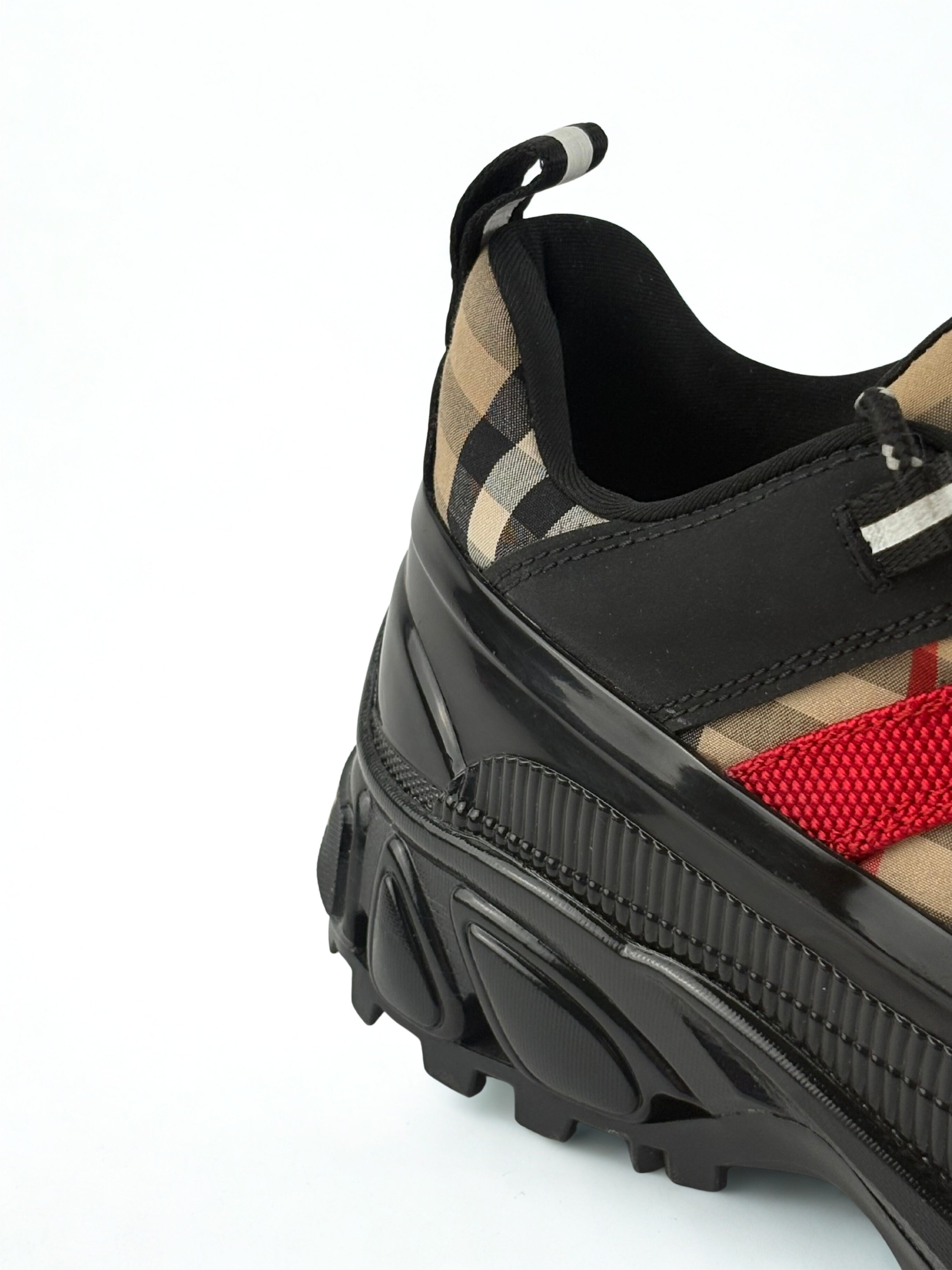 Chaussure Burberry Arthur Noir et Rouge Motif Burberry Check Taille 36