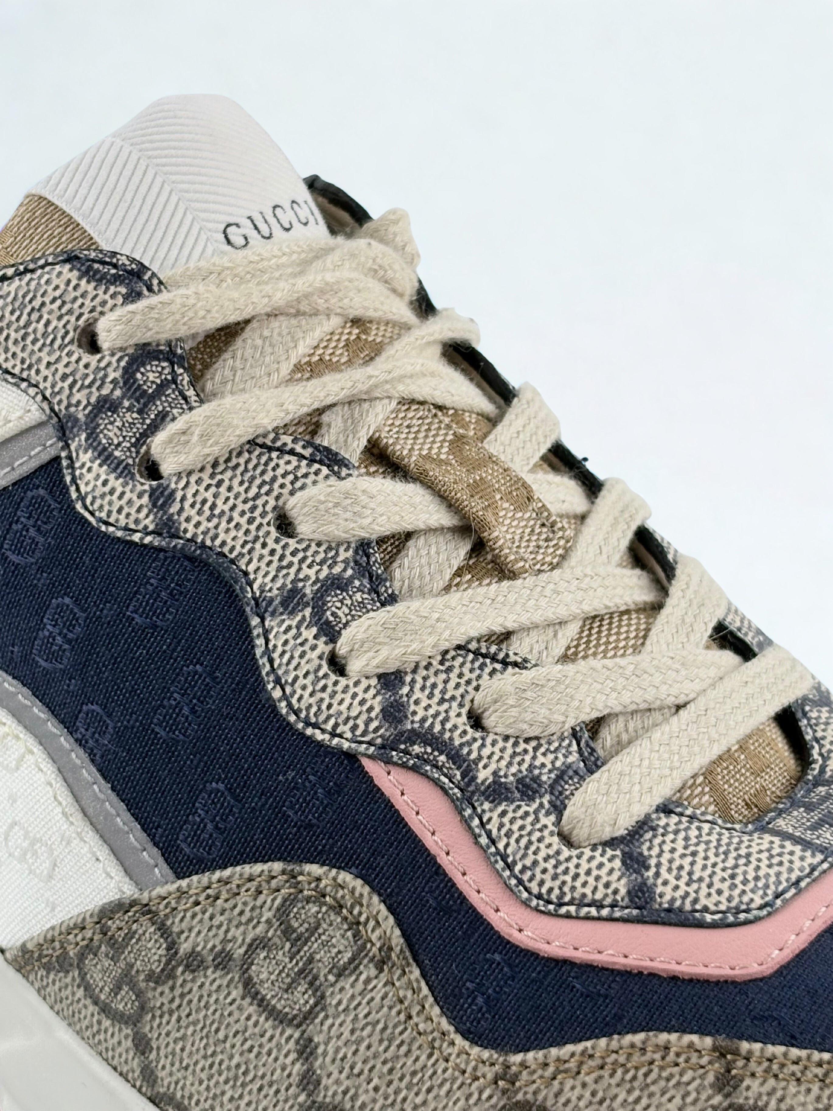 Sneakers Gucci Rhyton Rose et Blanche Toile GG Canvas Taille 35,5