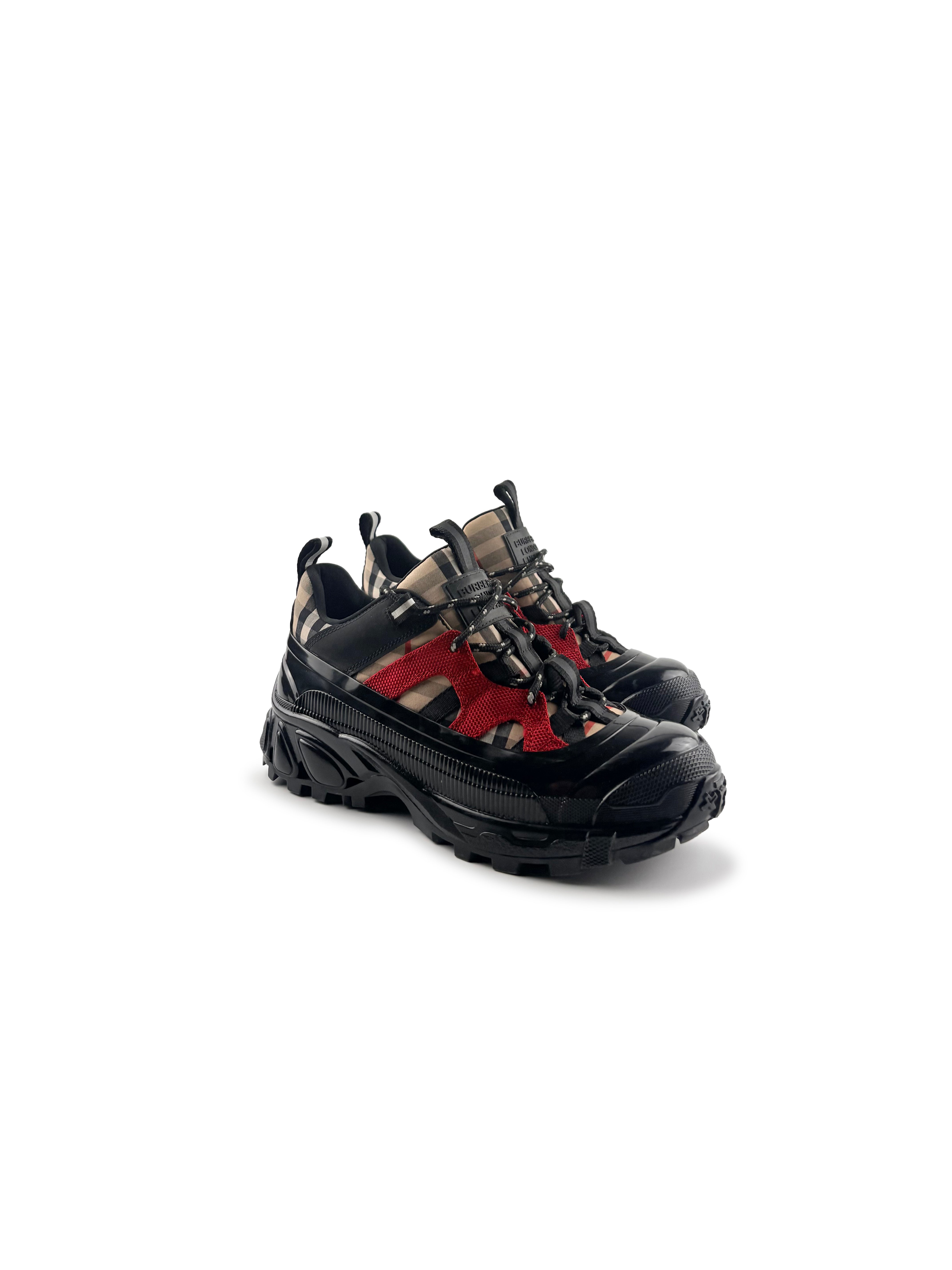 Chaussure Burberry Arthur Noir et Rouge Motif Burberry Check Taille 36